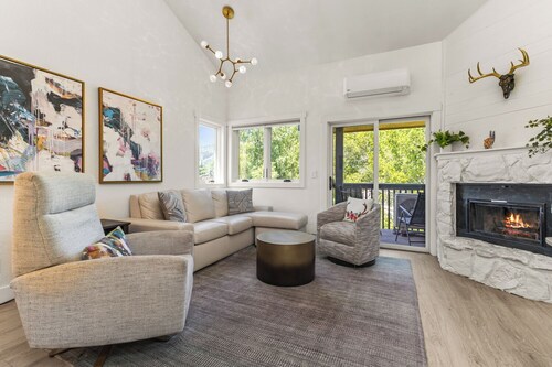 Minutes from Town & Slopes | Hot Tub |Private W/D | On Bus Route