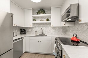 Kühlschrank, Mikrowelle, Ofen, Herdplatte