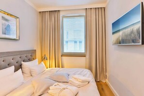Tabla de planchar con plancha, wifi, ropa de cama