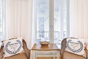 Interior - Magnolia (Sellin)