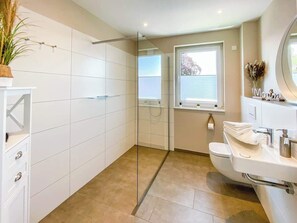 Douche, sèche-cheveux, papier toilette