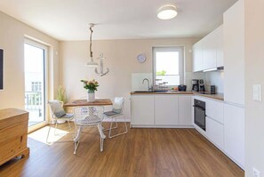 Een koelkast, een oven, een kookplaat, een vaatwasser