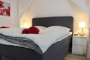 4 bedrooms, desk, iron/ironing board, WiFi