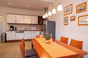 Jääkaappi, uuni, liesi, astianpesukone