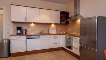 Kjøleskap, ovn, kokeplater og oppvaskmaskin