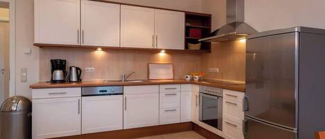 Fridge, oven, stovetop, dishwasher