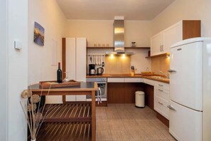 Fridge, stovetop, coffee/tea maker, high chair