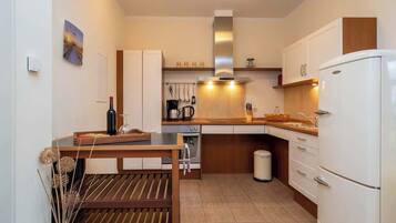 Fridge, stovetop, coffee/tea maker, high chair