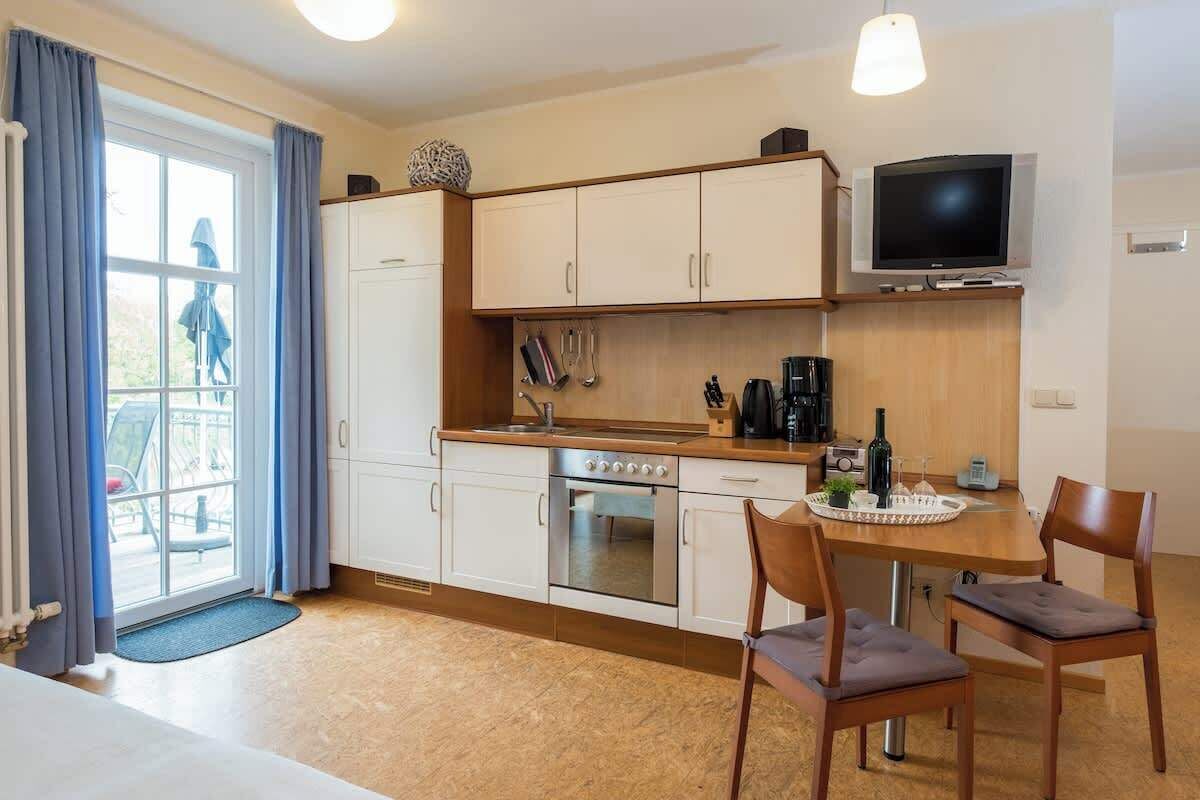 Kühlschrank, Ofen, Herdplatte, Wasserkocher mit Kaffee-/Teezubehör