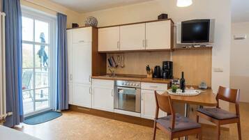 Kühlschrank, Ofen, Herdplatte, Wasserkocher mit Kaffee-/Teezubehör