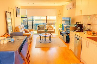 Charming 3-bedroom house with fitness room, WiFi in vibrant Auckland