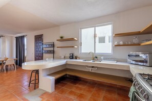 Elite Villa, 2 Bedrooms, Sea View | Dapur peribadi | Produk pembersihan mesra alam 