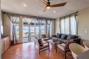 Villa de lujo, 2 habitaciones, vistas al mar | Zona de estar | Smart TV de 42 pulgadas con canales digitales, servicios de streaming