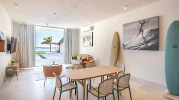 Deluxe Ocean Front Villa | 起居区 | 42-英寸智能电视 (配备数码频道)、流媒体服务