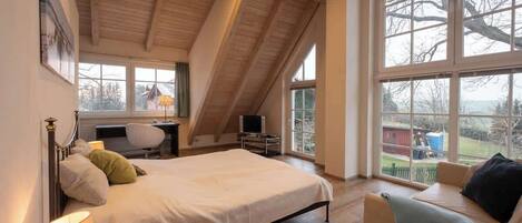 3 bedrooms, travel cot, WiFi