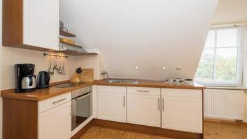 Kühlschrank, Ofen, Herdplatte, Wasserkocher mit Kaffee-/Teezubehör