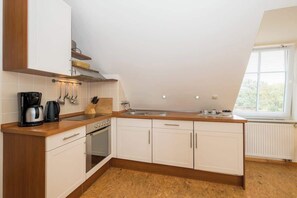 Fridge, oven, stovetop, coffee/tea maker