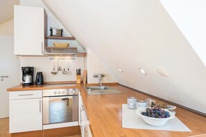 Réfrigérateur, four, plaque de cuisson, cafetière/bouilloire