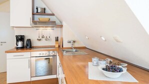 Wasserkocher mit Kaffee-/Teezubehör, Kühlschrank, Ofen, Herdplatte