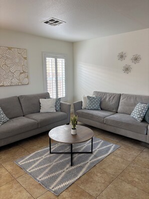 Smart TV, fireplace - 4-bedroom house w/office space in wonderful Las Vegas w/WiFi, close to Airport (Las Vegas)