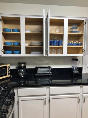 Micro-ondes, four, plaque de cuisson, lave-vaisselle