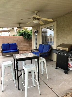 Outdoor dining - 4-bedroom house w/office space in wonderful Las Vegas w/WiFi, close to Airport (Las Vegas)