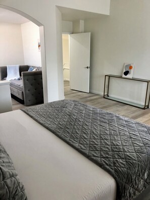 4 bedrooms, iron/ironing board, WiFi, bed sheets - 4-bedroom house w/office space in wonderful Las Vegas w/WiFi, close to Airport (Las Vegas)
