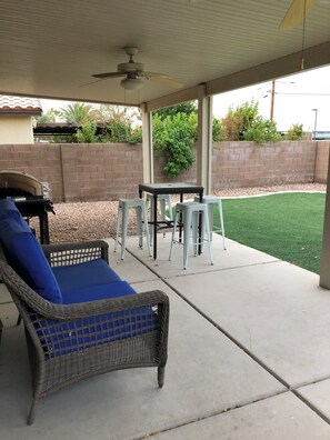 Outdoor dining - 4-bedroom house w/office space in wonderful Las Vegas w/WiFi, close to Airport (Las Vegas)