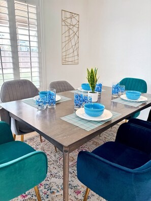 Dining - 4-bedroom house w/office space in wonderful Las Vegas w/WiFi, close to Airport (Las Vegas)