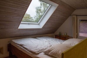 3 bedrooms, desk, iron/ironing board, WiFi