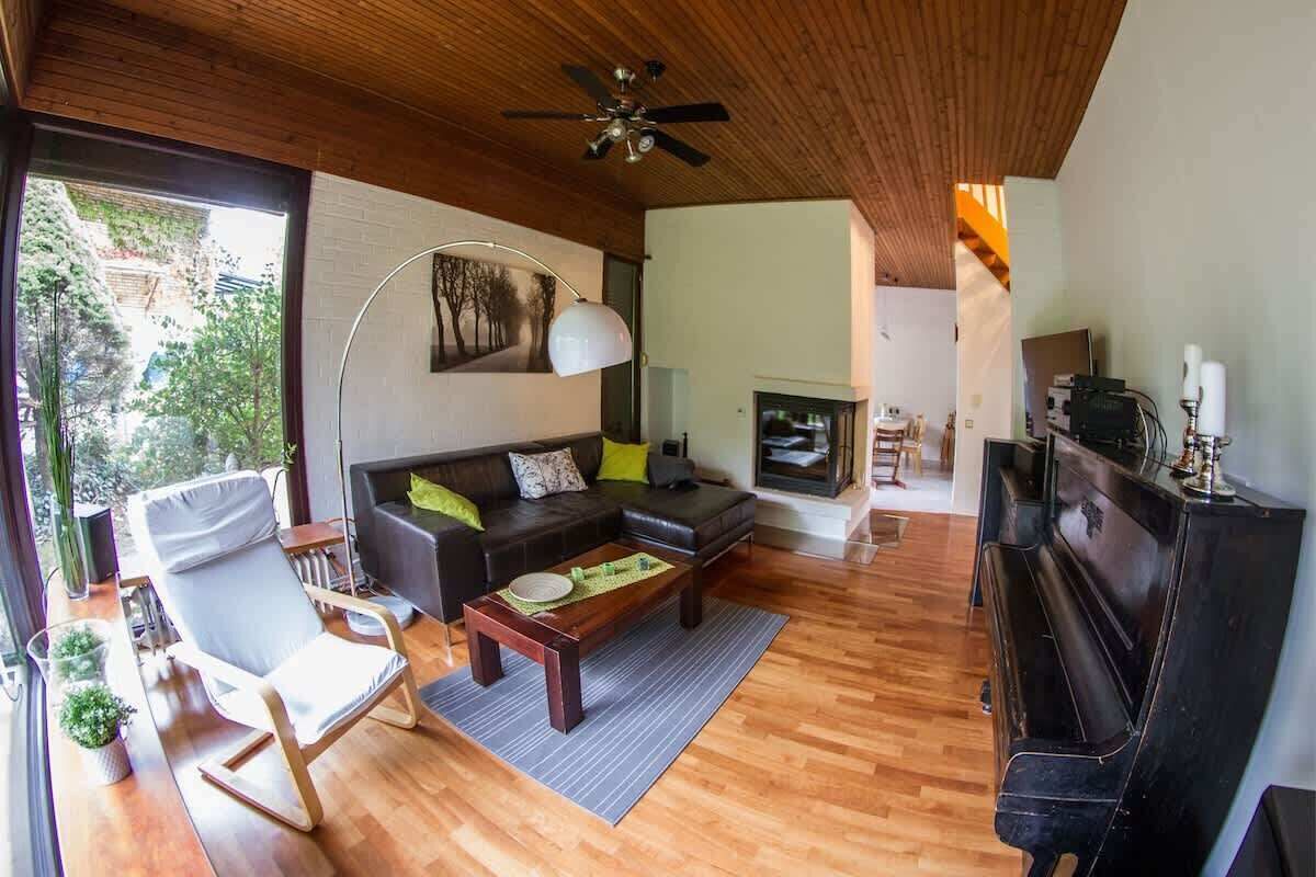 TV, fireplace