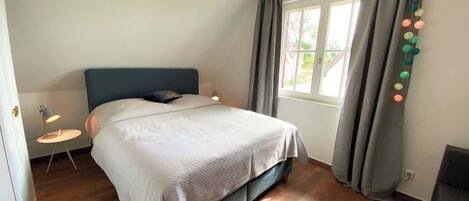 Schlafzimmer 1