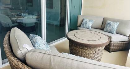 Grand Suite Style Vacation Apartment With Pool and Lake View