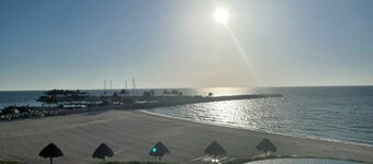 Grand Suite Style Vacation Apartment With Pool and Lake View