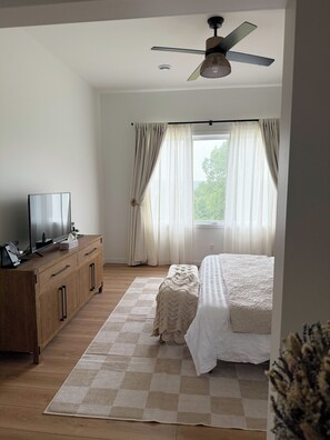 4 عدّة غرف نوم وواي فاي وملاءات أسرّة