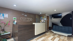 Una recepción con detalles de madera y un cartel que dice 'NOVUS LAURELES'.