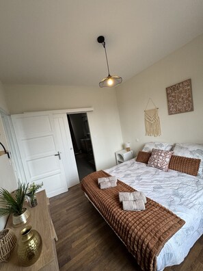 3 bedrooms, bed sheets