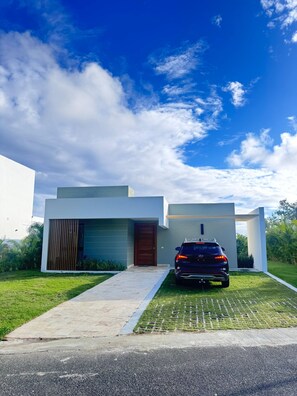 Exterior - Private Pool Villa for 8 Beach Club & Golf - Playa Nueva Romana, Villa Sol & Fun (San Pedro de Macorís)
