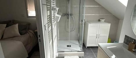 Regadera, amenidades de baño ecológicas, secadora de cabello, toallas