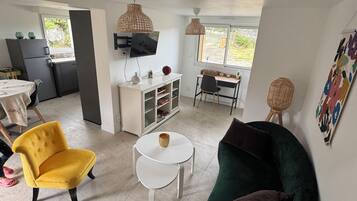 Fernseher, Bücher, Stereoanlage