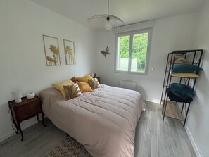 3 habitaciones, escritorio y tabla de planchar con plancha 