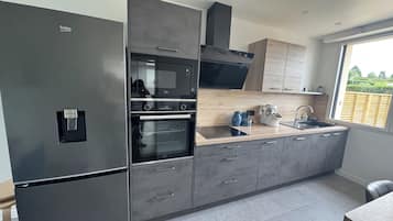 Een koelkast, een microgolfoven, een oven, een kookplaat