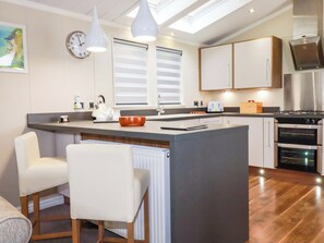 Dishwasher, cookware/dishes/utensils - The Maples 44 (St Austell)