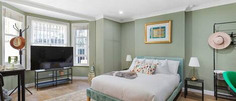 Tabla de planchar con plancha, wifi gratis y ropa de cama