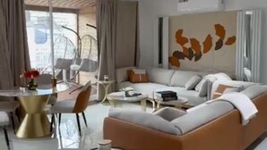 Una sala moderna con sofá, mesa de centro y comedor.