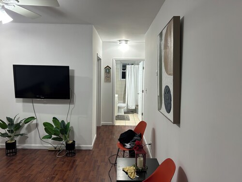 Charming 2-bedroom house in Saline with WiFi and AC