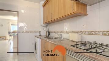 Réfrigérateur, micro-ondes, four, cafetiÚre/bouilloire