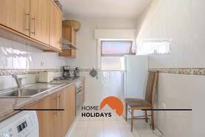 Frigorífico, microondas, horno y cafetera o tetera