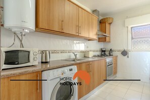 Frigorífico, microondas, horno y cafetera o tetera