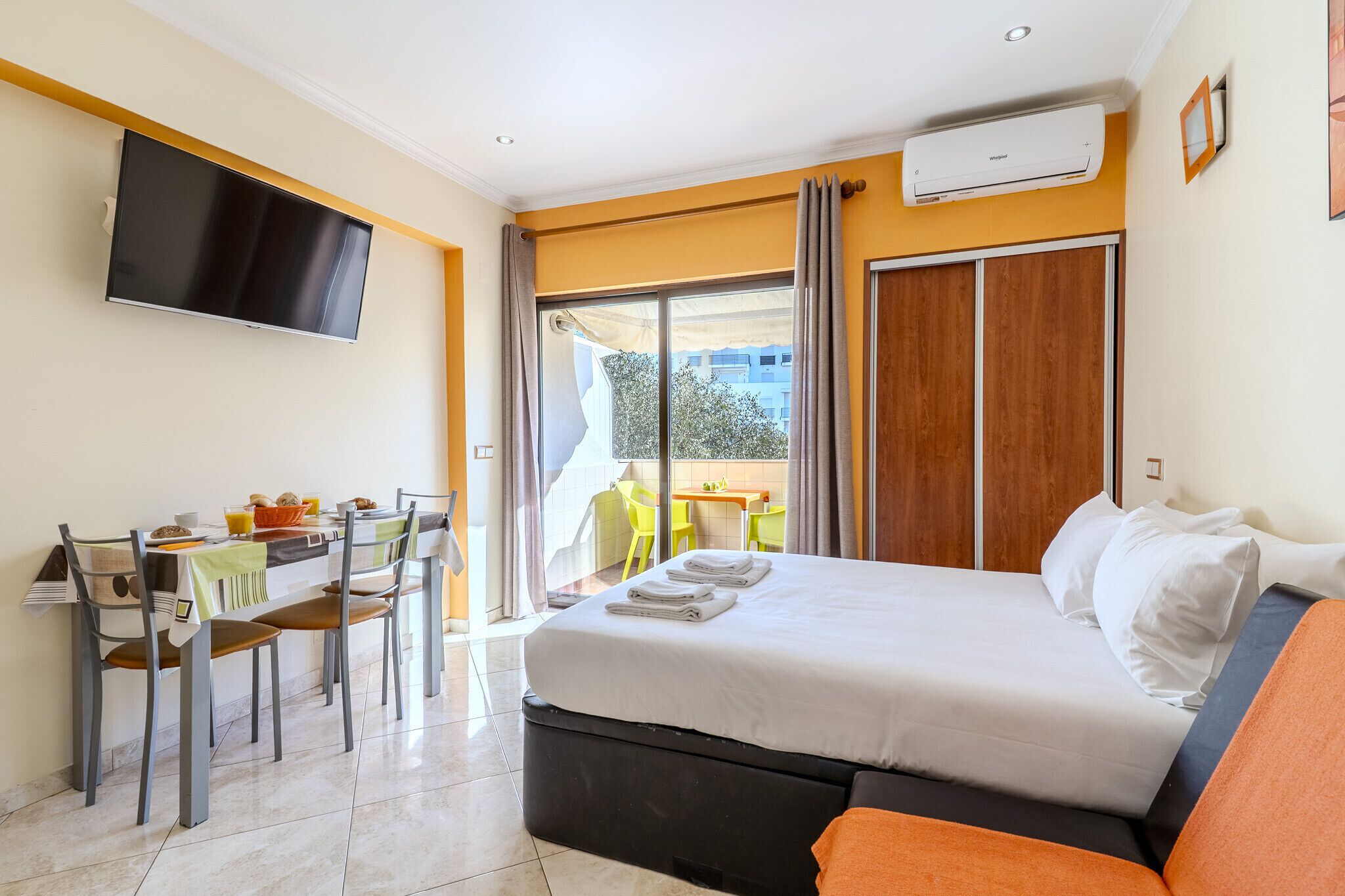 Iron/ironing board, free WiFi, bed sheets